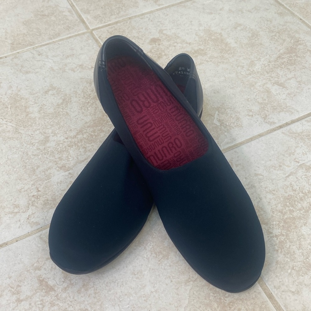 VGUC Munro Traveler Slip-on Black Women 8.5WW.
